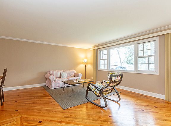 4th image of 121 S Braintree Dr