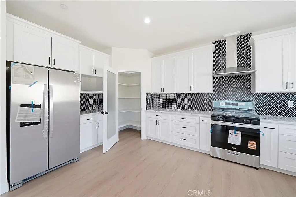 4 bed, 2.5 bath, 1977 sqft, $2,800 — Photo 2