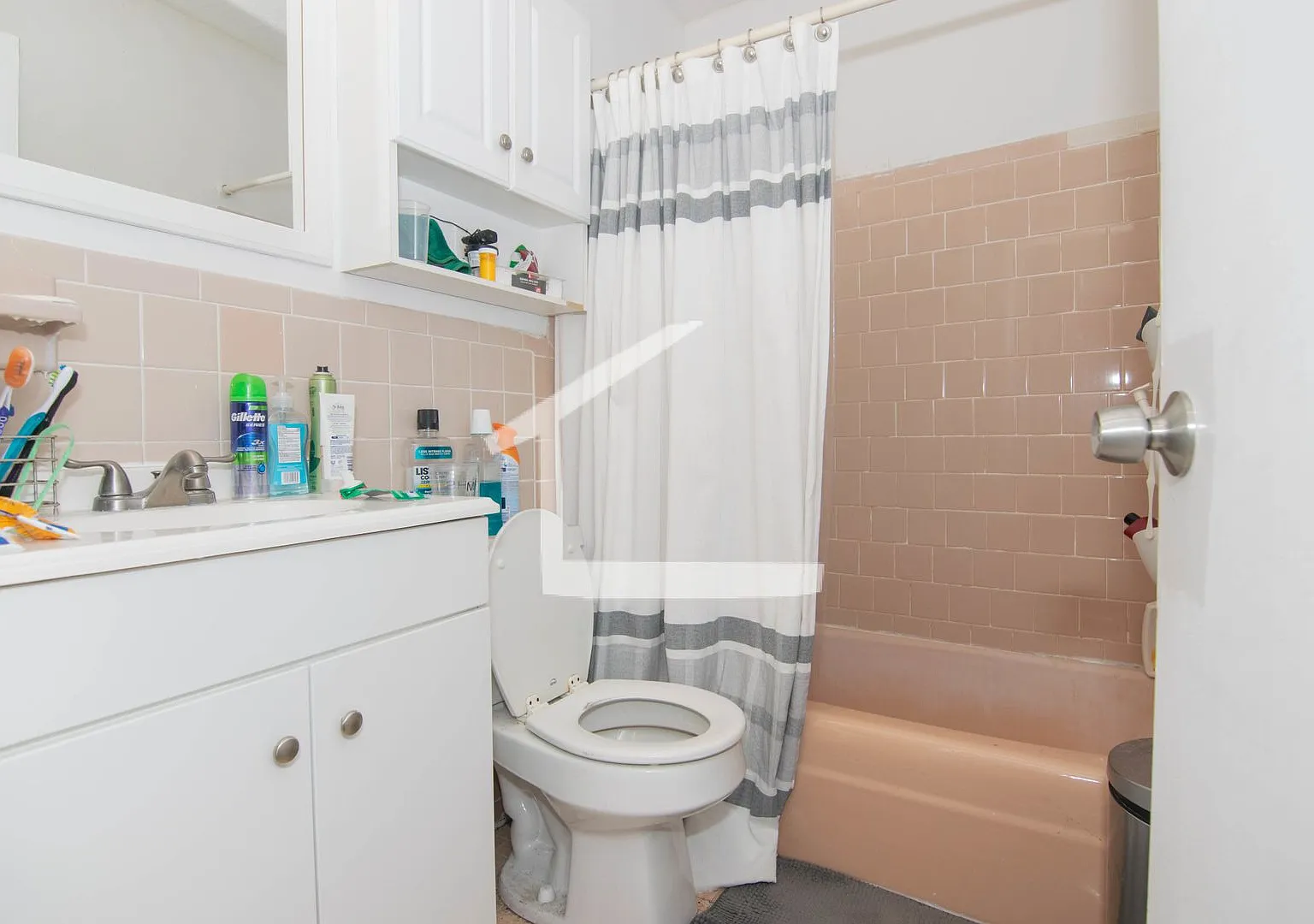 Nice 2 bed in Mission Hill — Photo 3