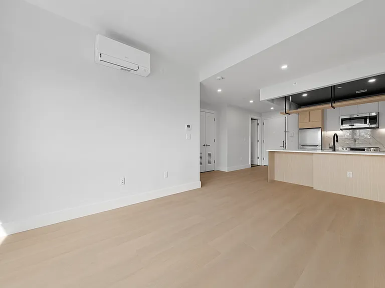 77-63 Vleigh Pl #415 — Photo 5