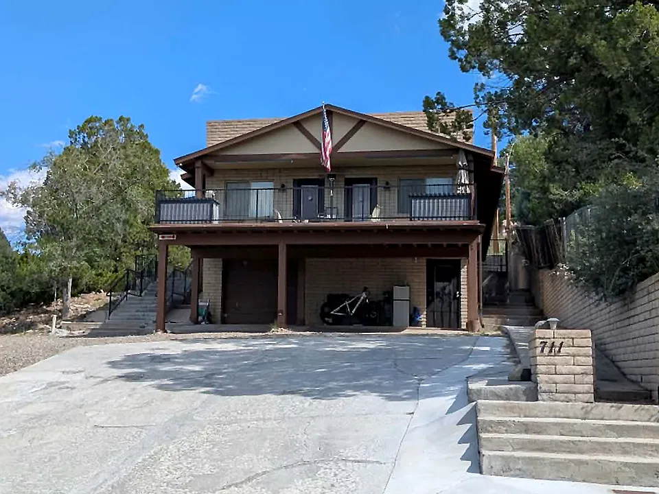 711 S Montezuma St
