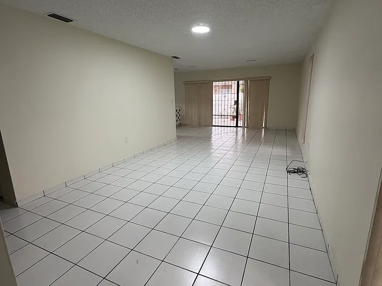 621 SW 93rd Ct — Photo 2