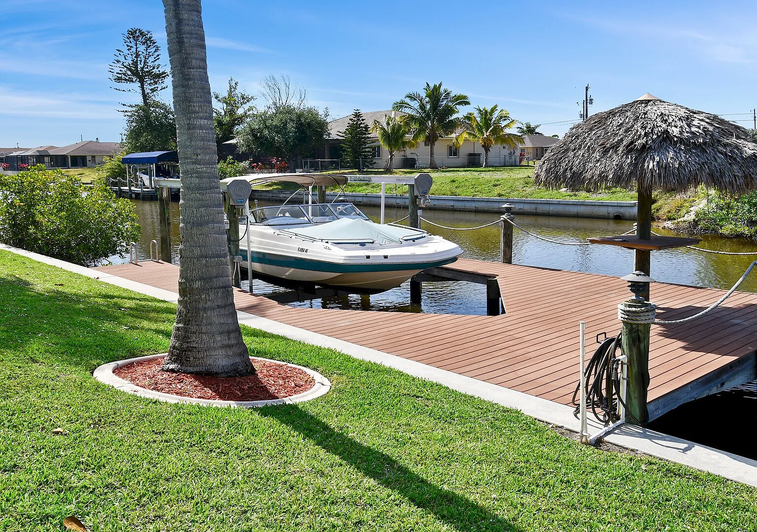 Camille With Boat, Must See, Modern Furniture,Pool — Photo 4
