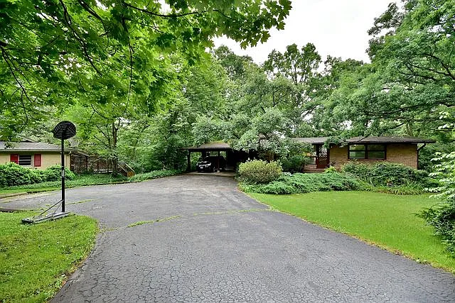 23W215 Red Oak Dr photo 1