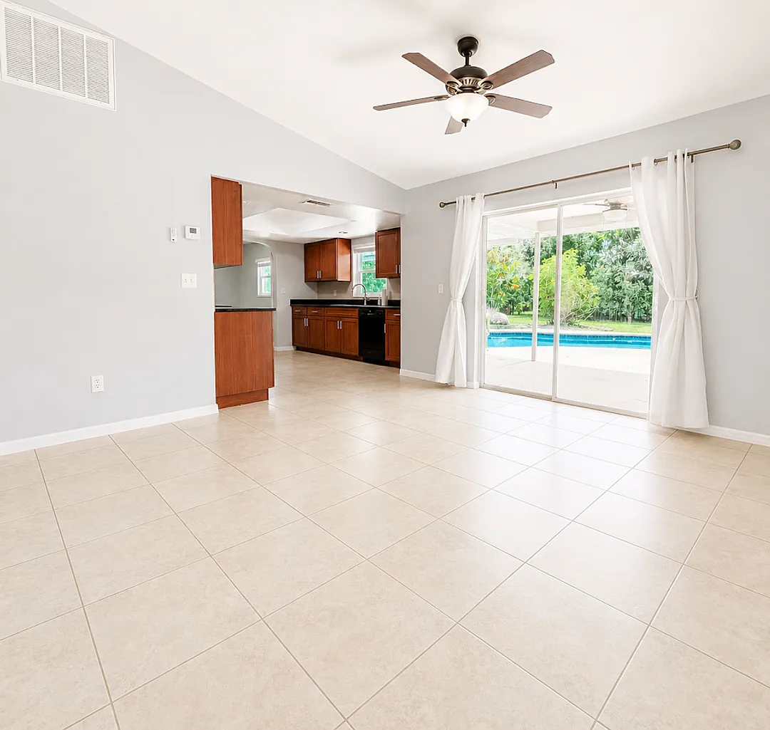Beautiful 3-Bedroom Pool Home Fenced Yard, Office & Lawn/Pool Care Included! — Photo 4