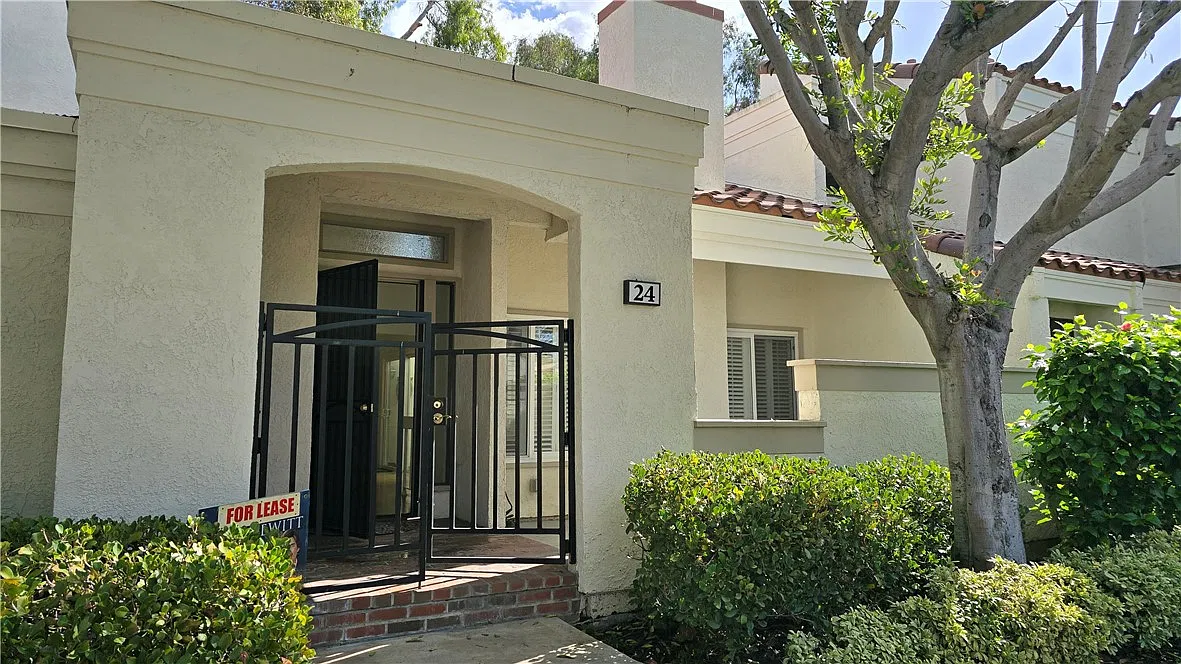 1 bed, 1.5 bath, 1167 sqft, $3,200 — Photo 2