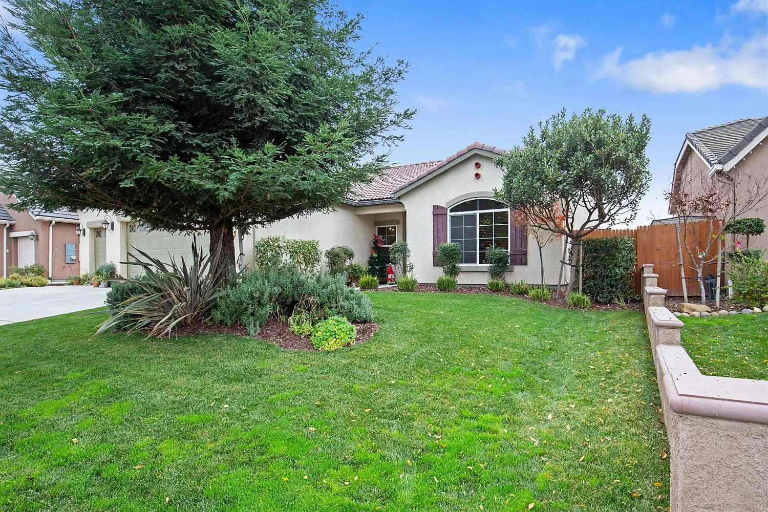 2323 W Tyler Ave photo 1
