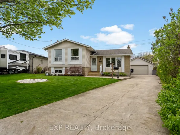 64 Carriage Rd, Saint Catharines, ON L2P 1T1