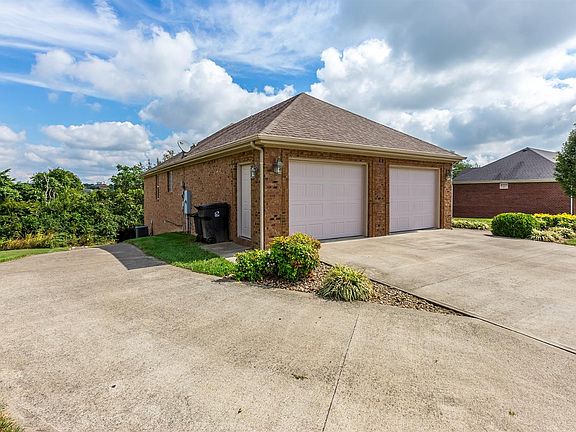 3rd image of 127 Castlewood Dr