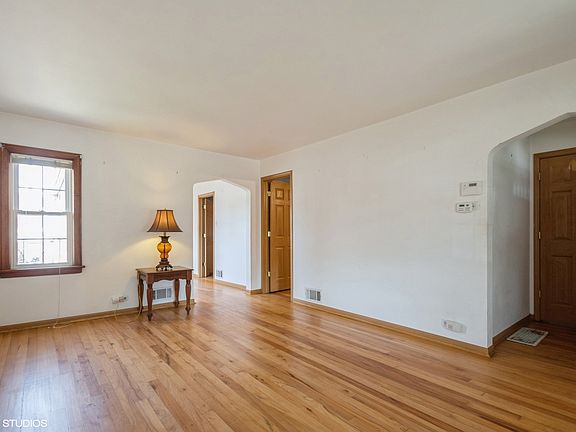 3rd image of 3322 N Plainfield Ave