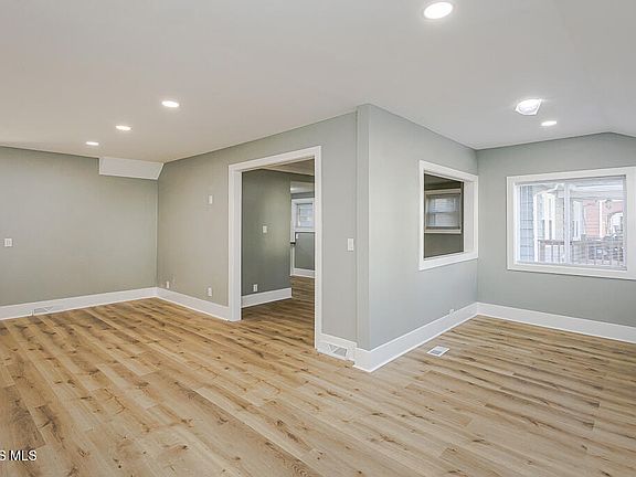 3rd image of 3251 Northwood Ave
