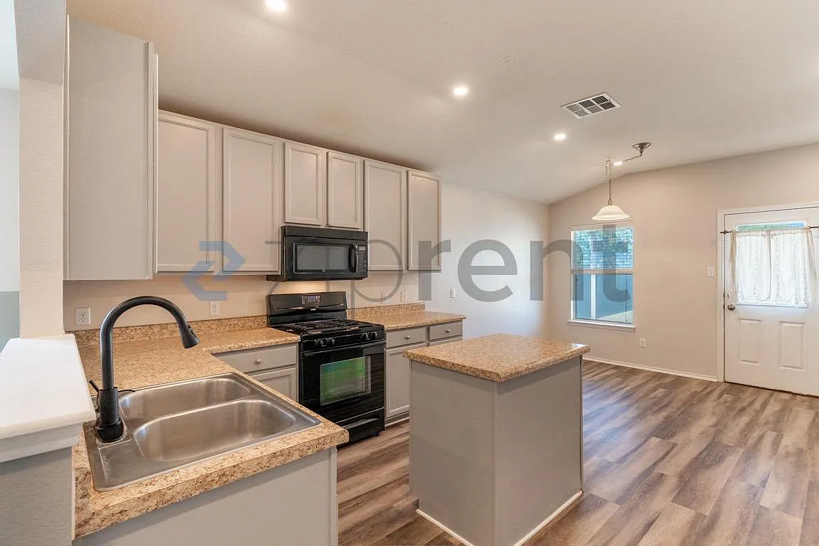3 bed, 1476 sqft, $1,900 — Photo 4