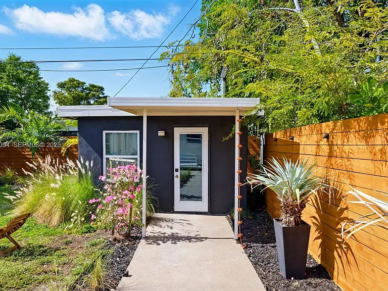 1363 Biarritz Dr — Photo 24