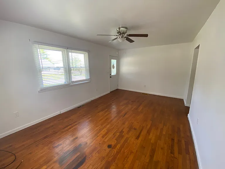 102 Eastwood Dr — Photo 3