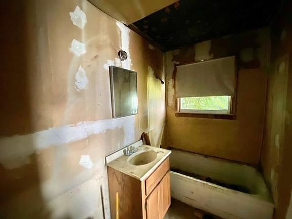 3rd image of 1410 S Bluffview Dr