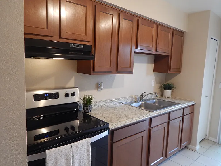 1220 E 24th St #1220 — Photo 3