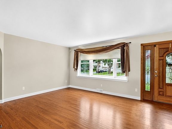 5th image of 37 HALL DRIVE