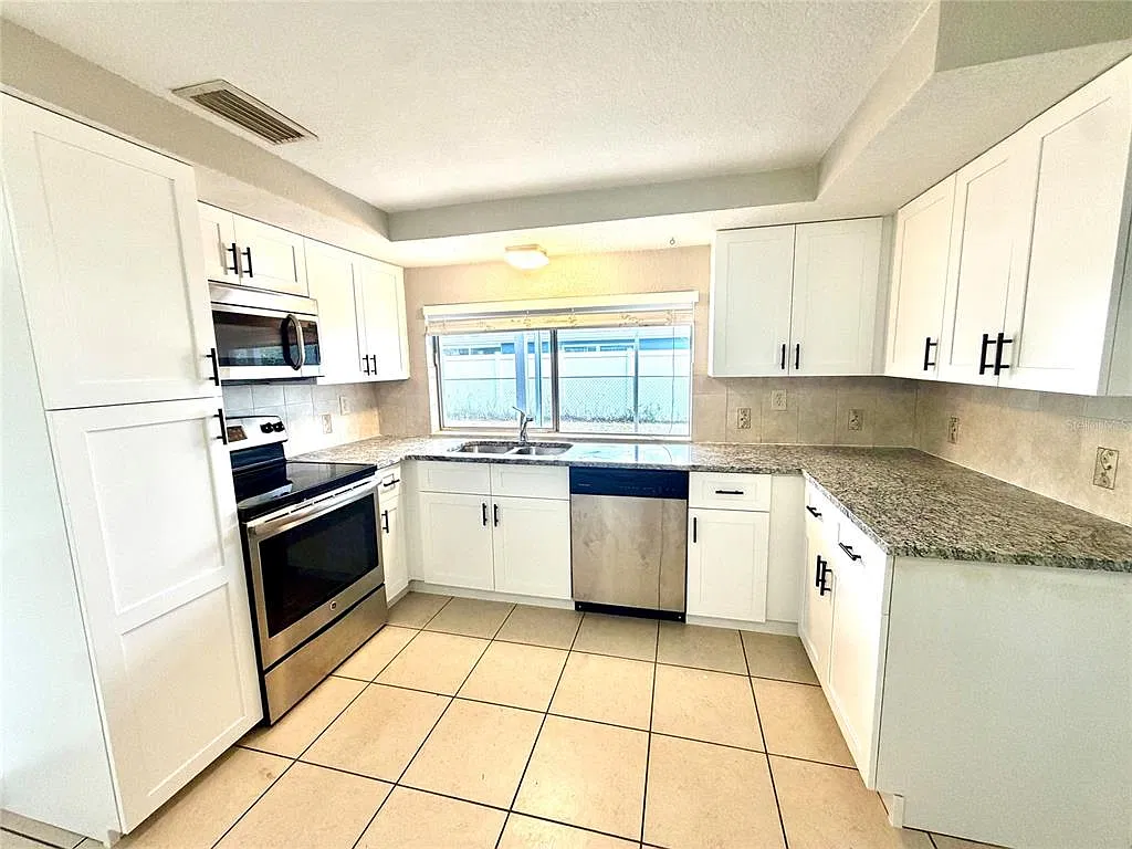 3 bed, 2.0 bath, 1334 sqft, $1,995 — Photo 4