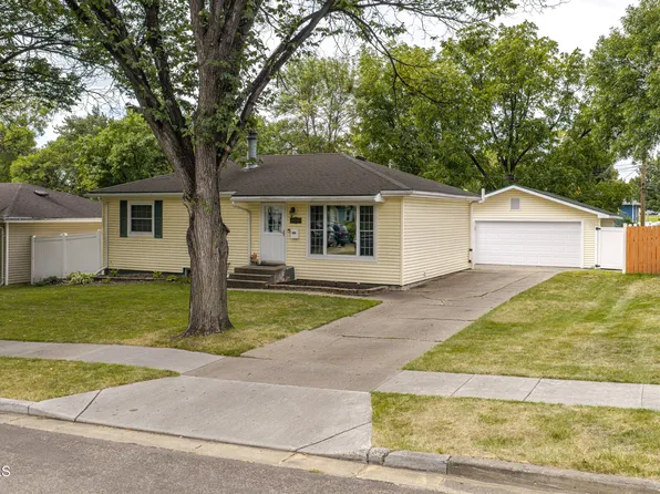 1952 Saint Benedict Dr, Bismarck, ND 58501