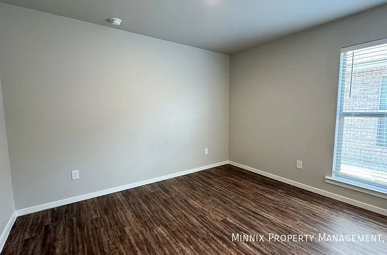 2033 Kenwood Ave — Photo 16