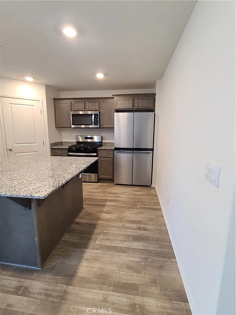 5 bed, 1873 sqft, $3,300 — Photo 4