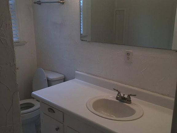 3rd image of 925 Cedar St