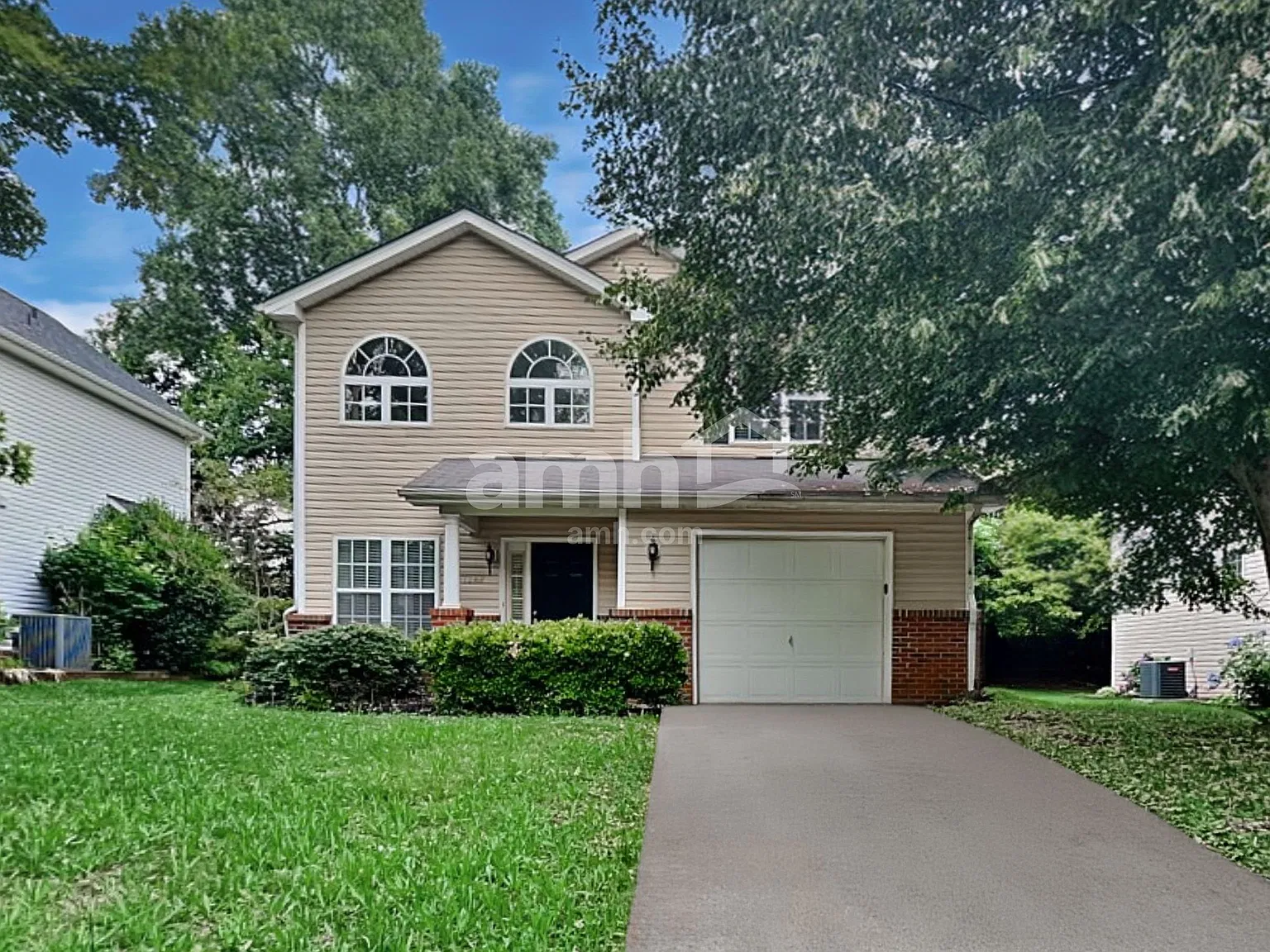 3 bed, 2.5 bath, 1374 sqft, $1,915 — Photo 1