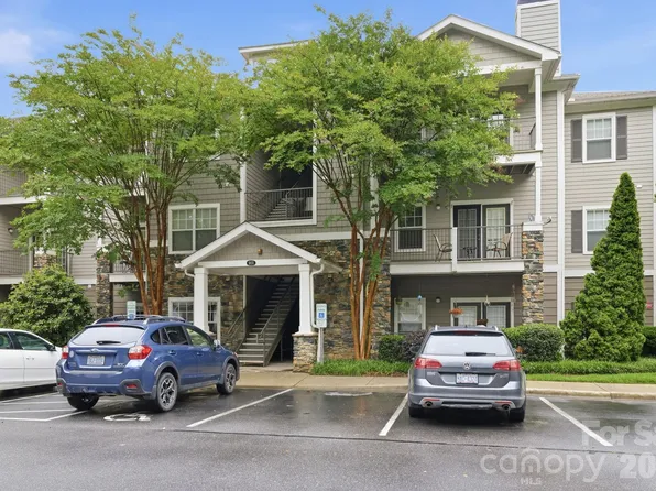 900 Vista Lake Dr APT 102, Candler, NC 28715