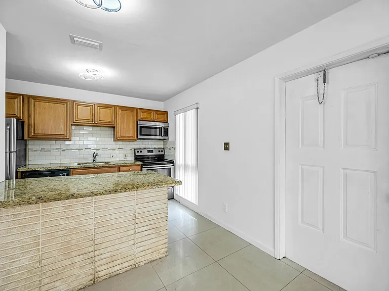2107 NE 15th Ave — Photo 9