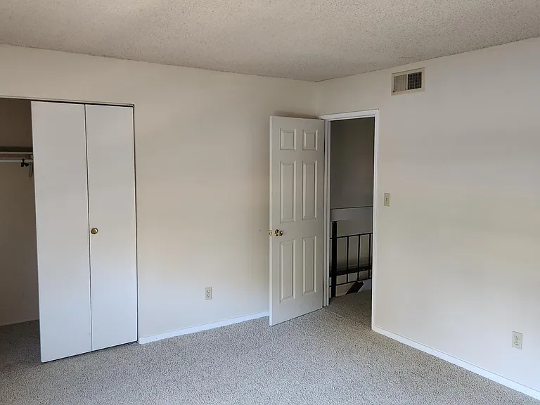 544 E Highline Cir — Photo 15