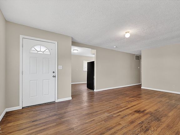 4th image of 1023 S Worth Ave