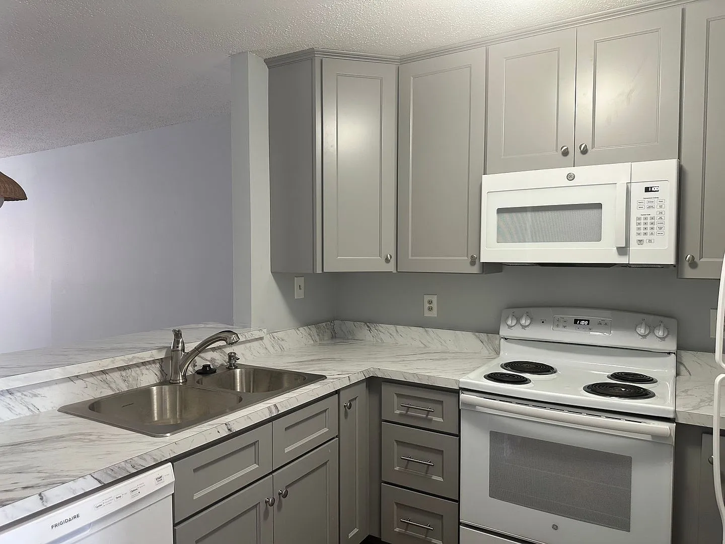 2 bedroom condo in Williamsburg! Available September 2026 — Photo 2