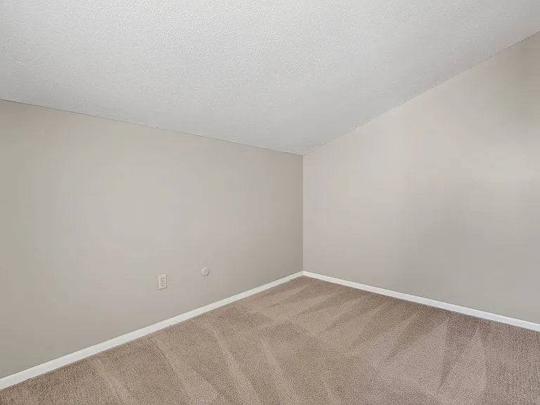 Woodhue Apartments — Photo 40