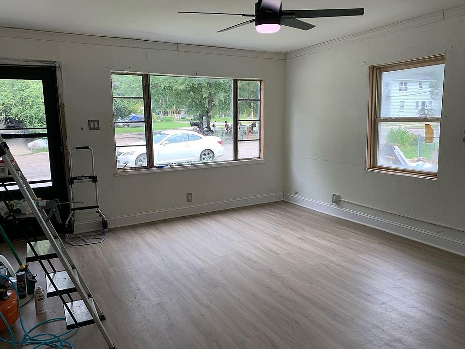 2nd image of 408 Academy St E