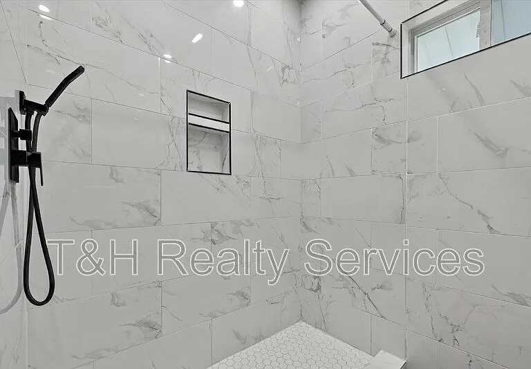 320 W 39th St — Photo 21