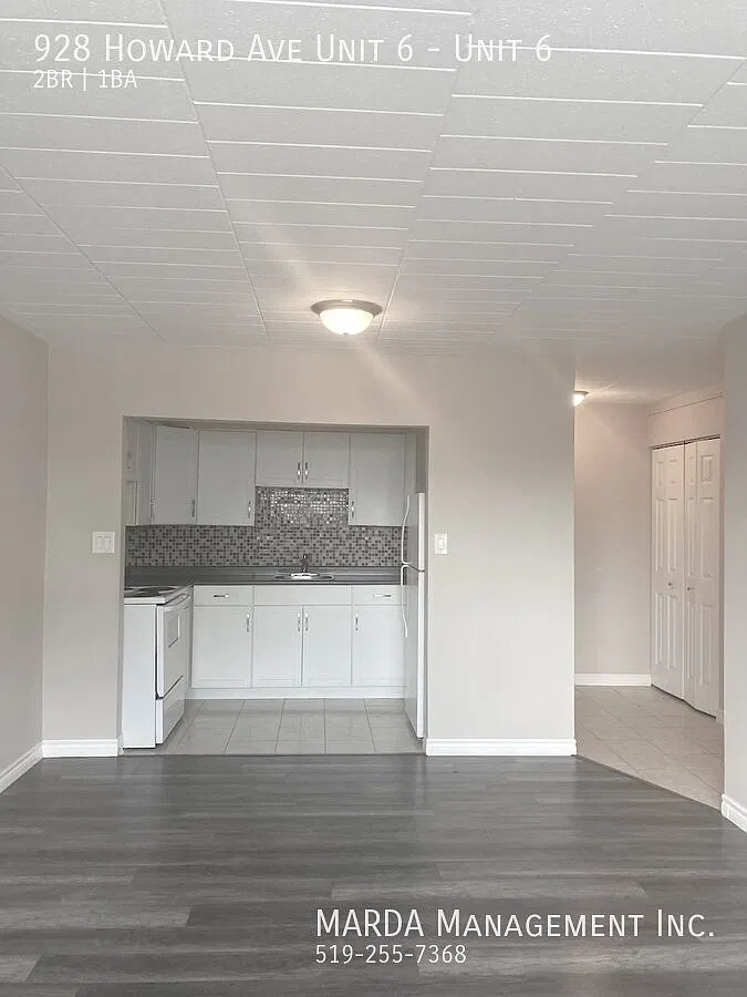 Spacious 2 Bedroom Apartment on Howard! — Photo 1