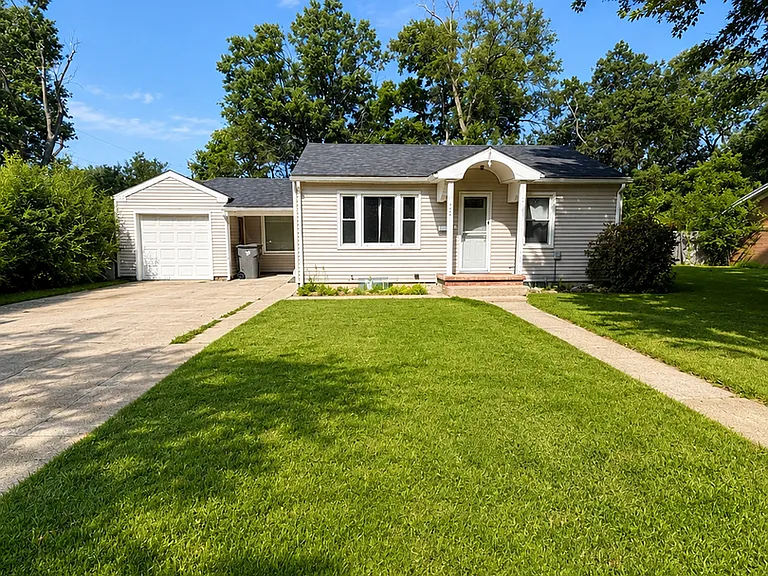 923 Carolyn Ave — Photo 1