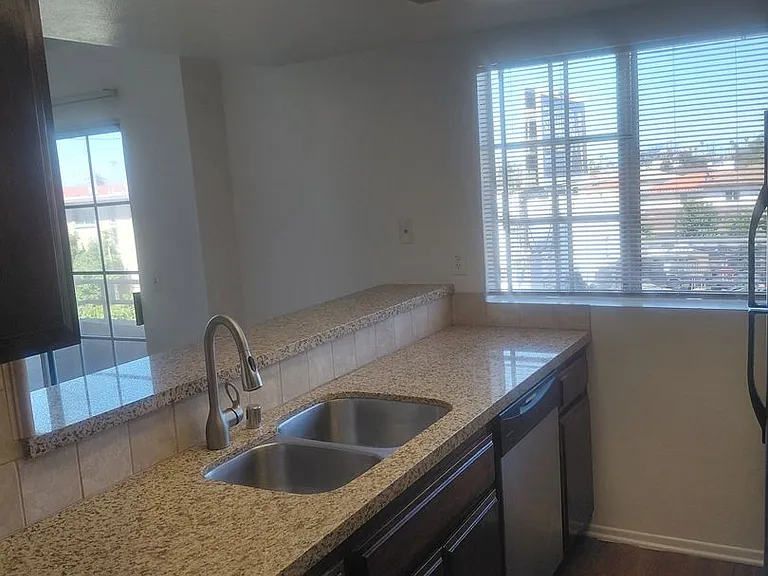 1733 S Pacific Ave — Photo 5