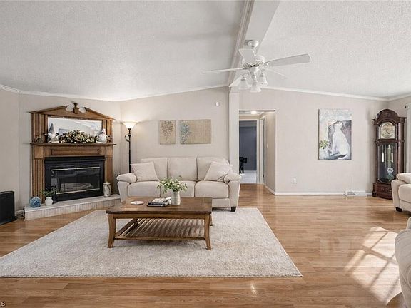 3rd image of 105 Misty Hollow Rd