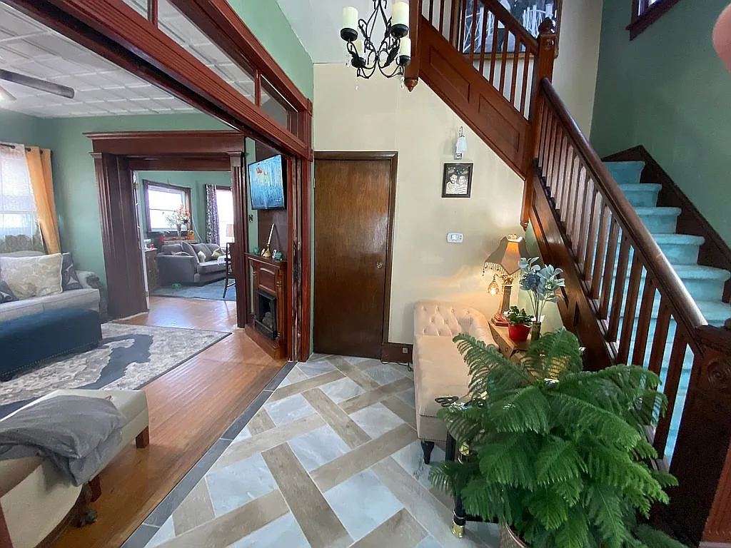 317 E Main St photo 1