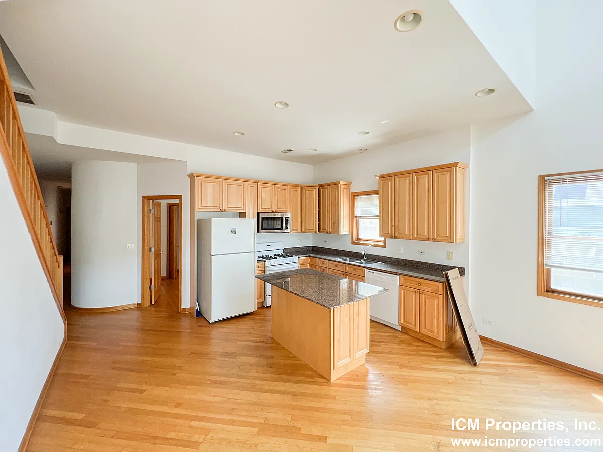 Building Photo - 2738 N Southport Ave #1