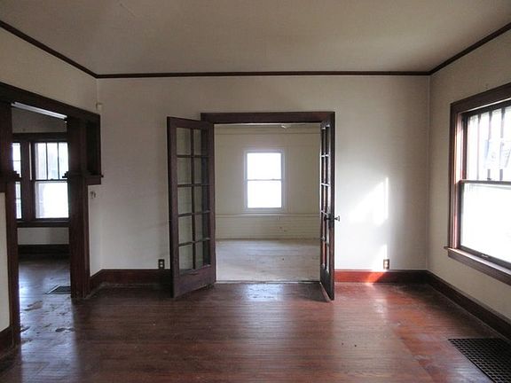 5th image of 1738 Douglas St