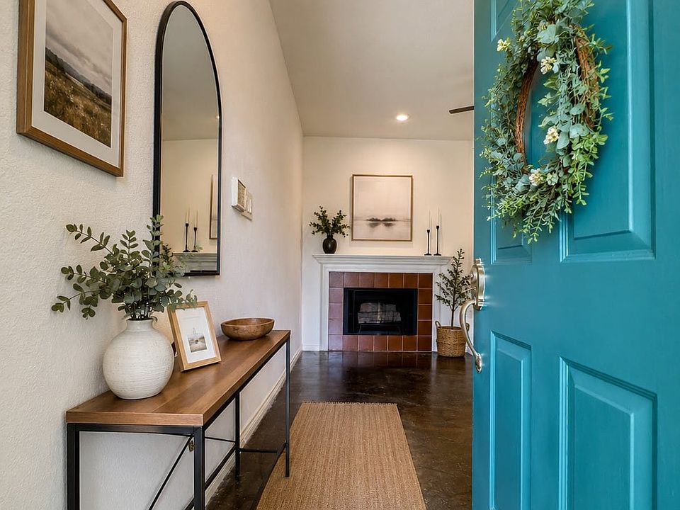 Entry - Virtually Staged
