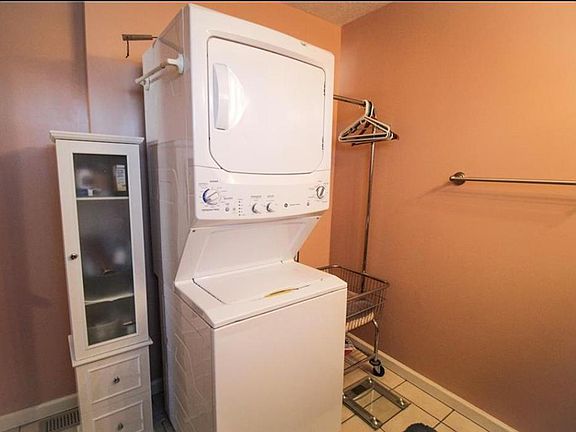 5th image of 1825 Schiller Ave