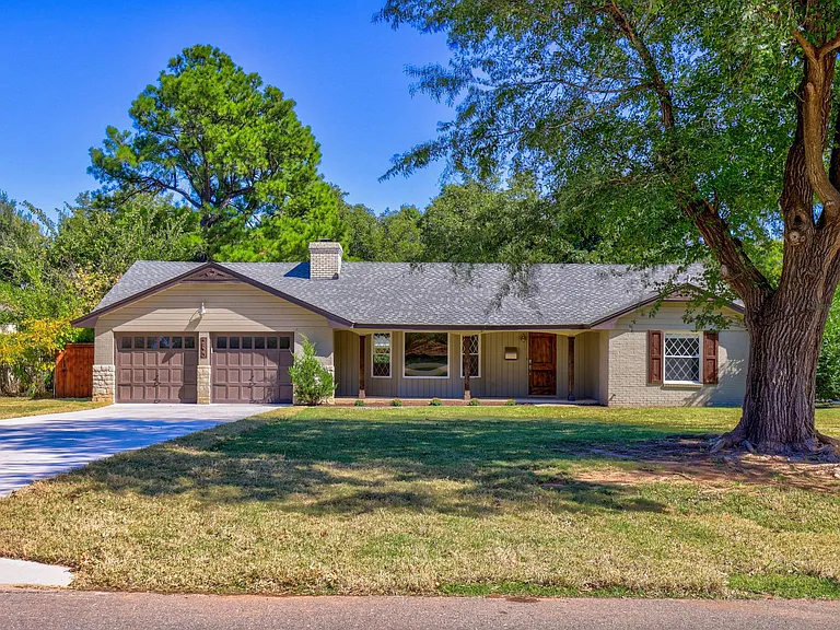 2820 Guilford Ln — Photo 5