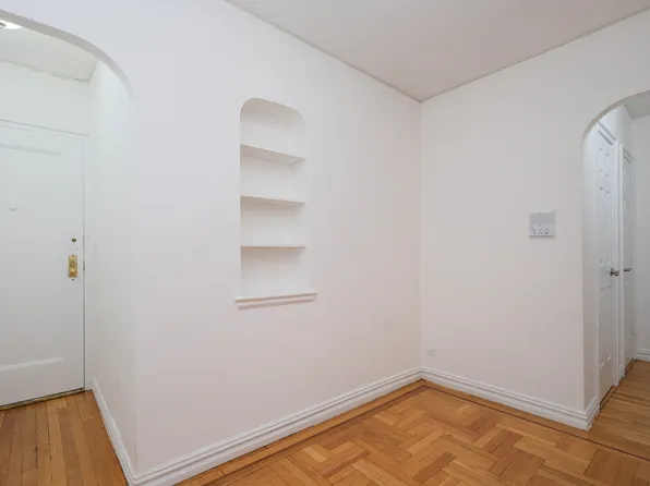 2685 Creston Avenue image 2 of 9