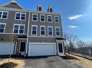 117 Sweetwater Dr, Coraopolis, PA