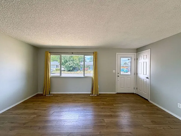 410 Crona St — Photo 2