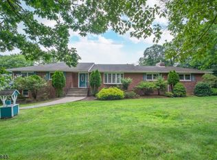 32 Grandview Ave, Upper Saddle River, NJ 07458