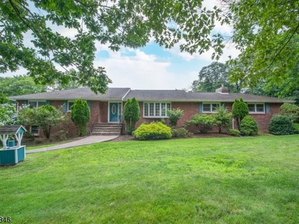 32 Grandview Ave, Upper Saddle River Boro, NJ 07458